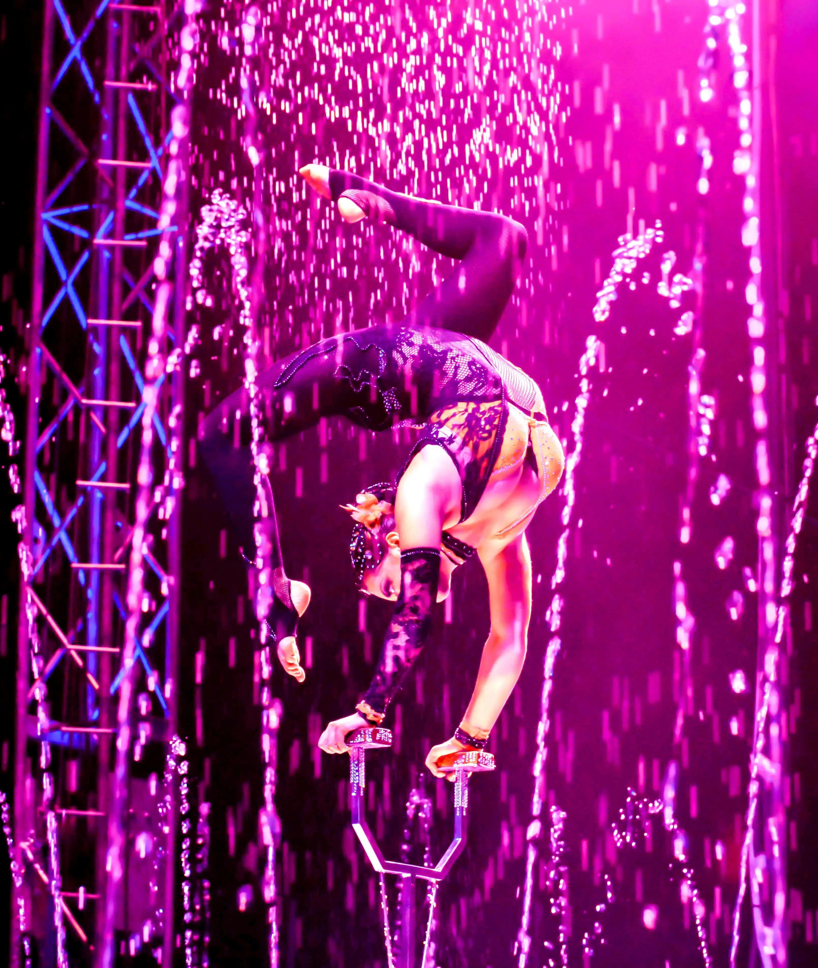 Lights, water, action: Cirque Italia combines acrobats, elements