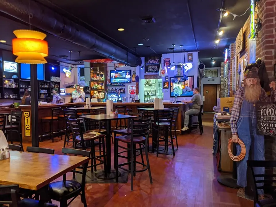 Hef's Sports Bar + Restaurant