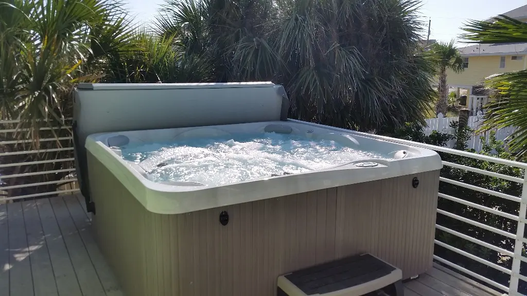 10 Things You Should Never Do in a Hot Tub