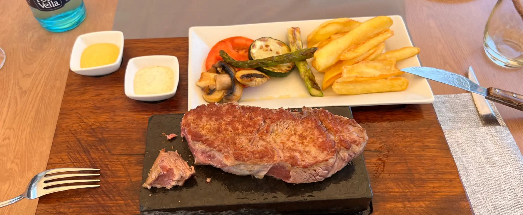 Bacchus, famous for their great entrecots and steaks on a hot stone. TRAVESÍA DE LES CANSALADES, 87, JÁVEA.    Tel : +34 966 47 30 96